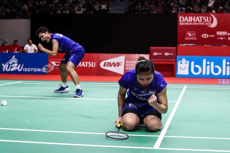 Greysia Polii dan Apriyani merayakan kemenangan di lapangan Indonesia Masters